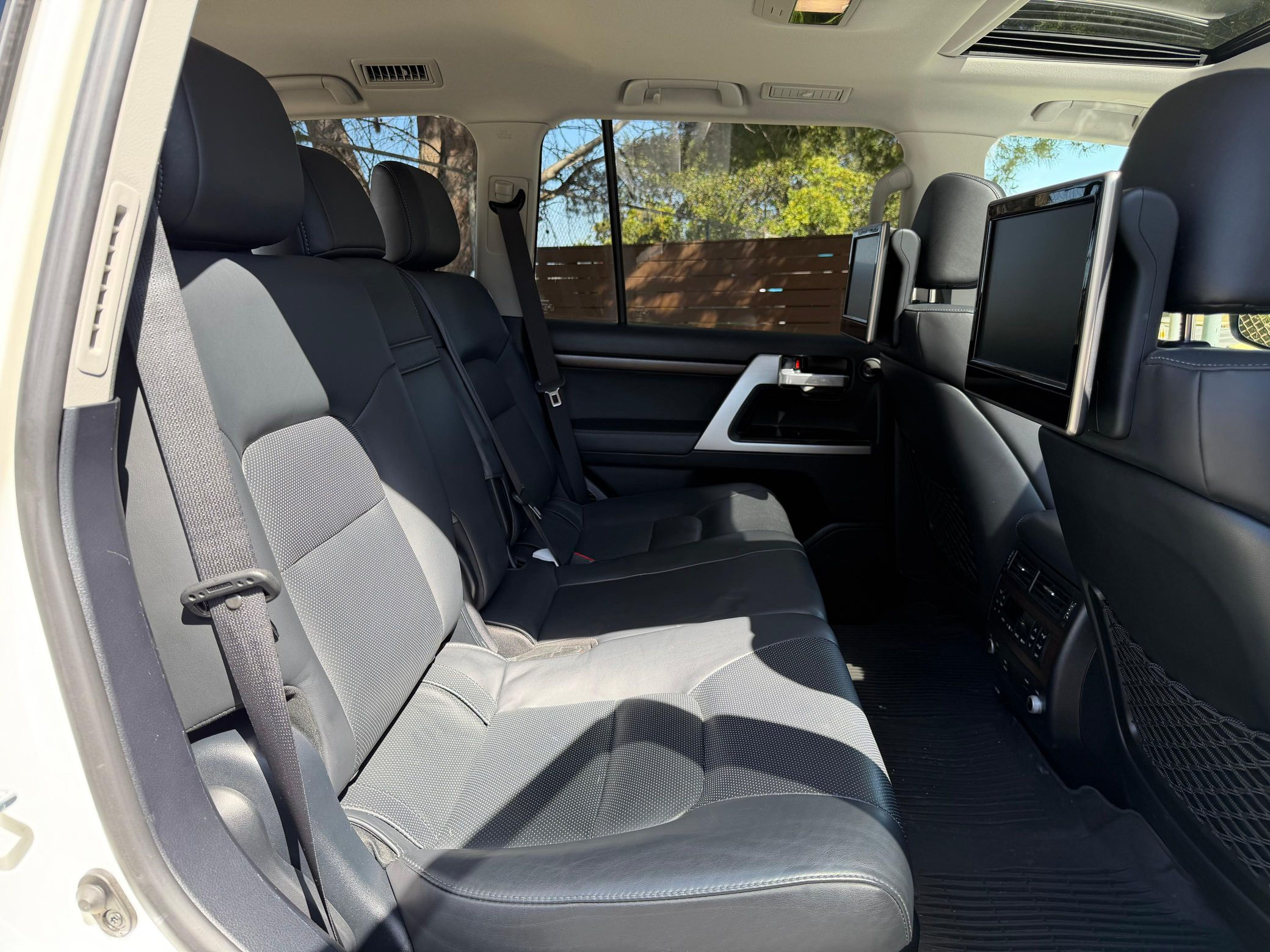 2017 Toyota Land Cruiser - Image 9