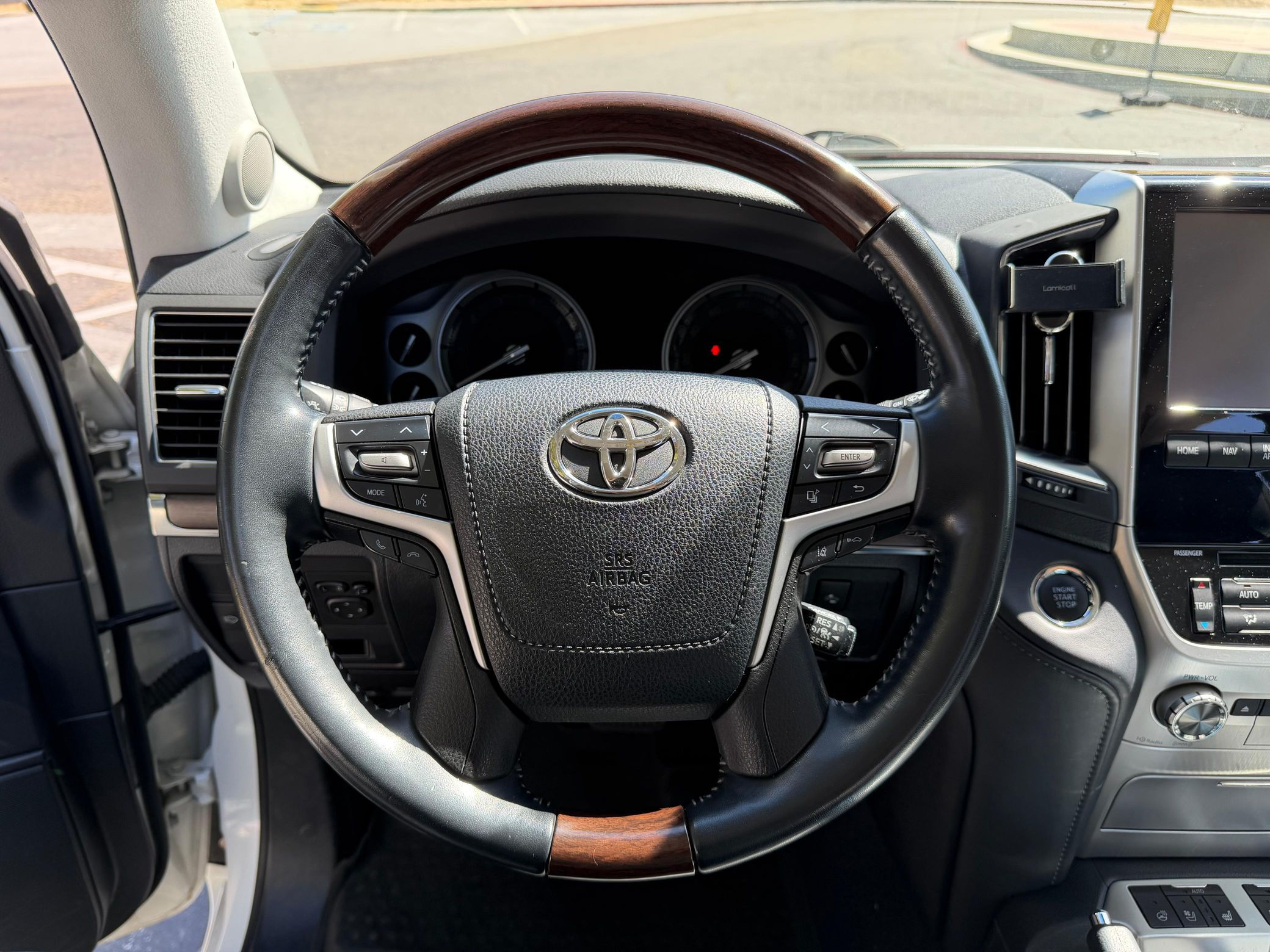 2017 Toyota Land Cruiser - Image 11