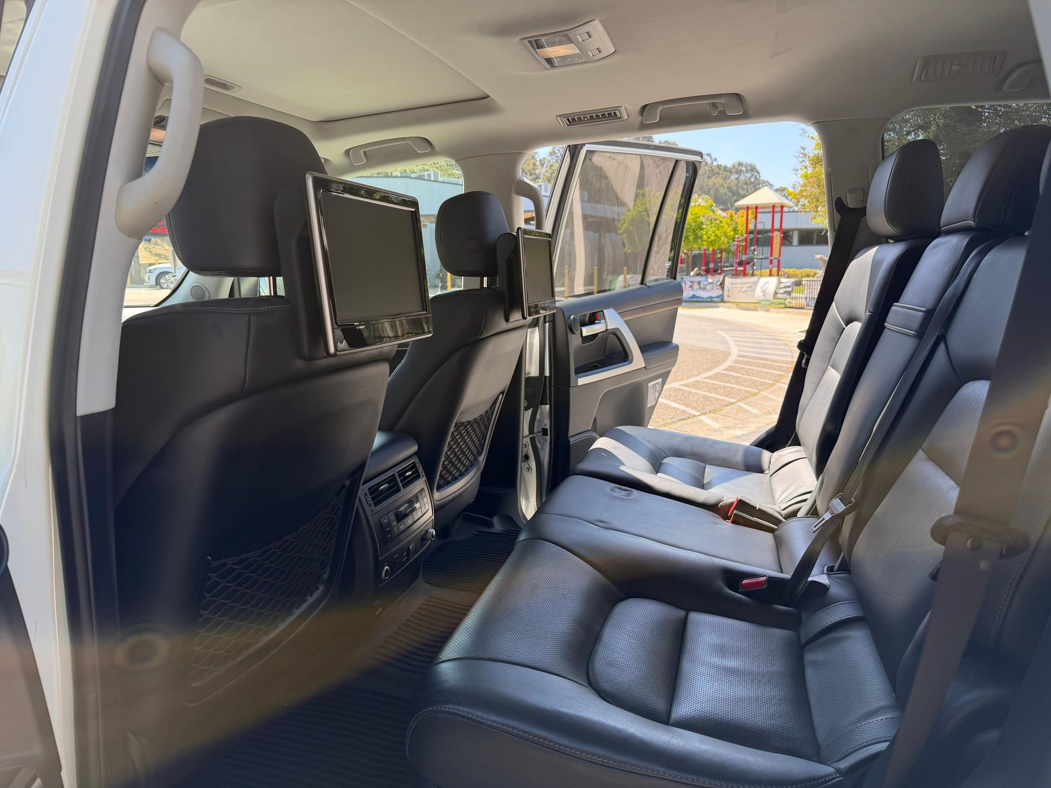 2017 Toyota Land Cruiser - Image 22