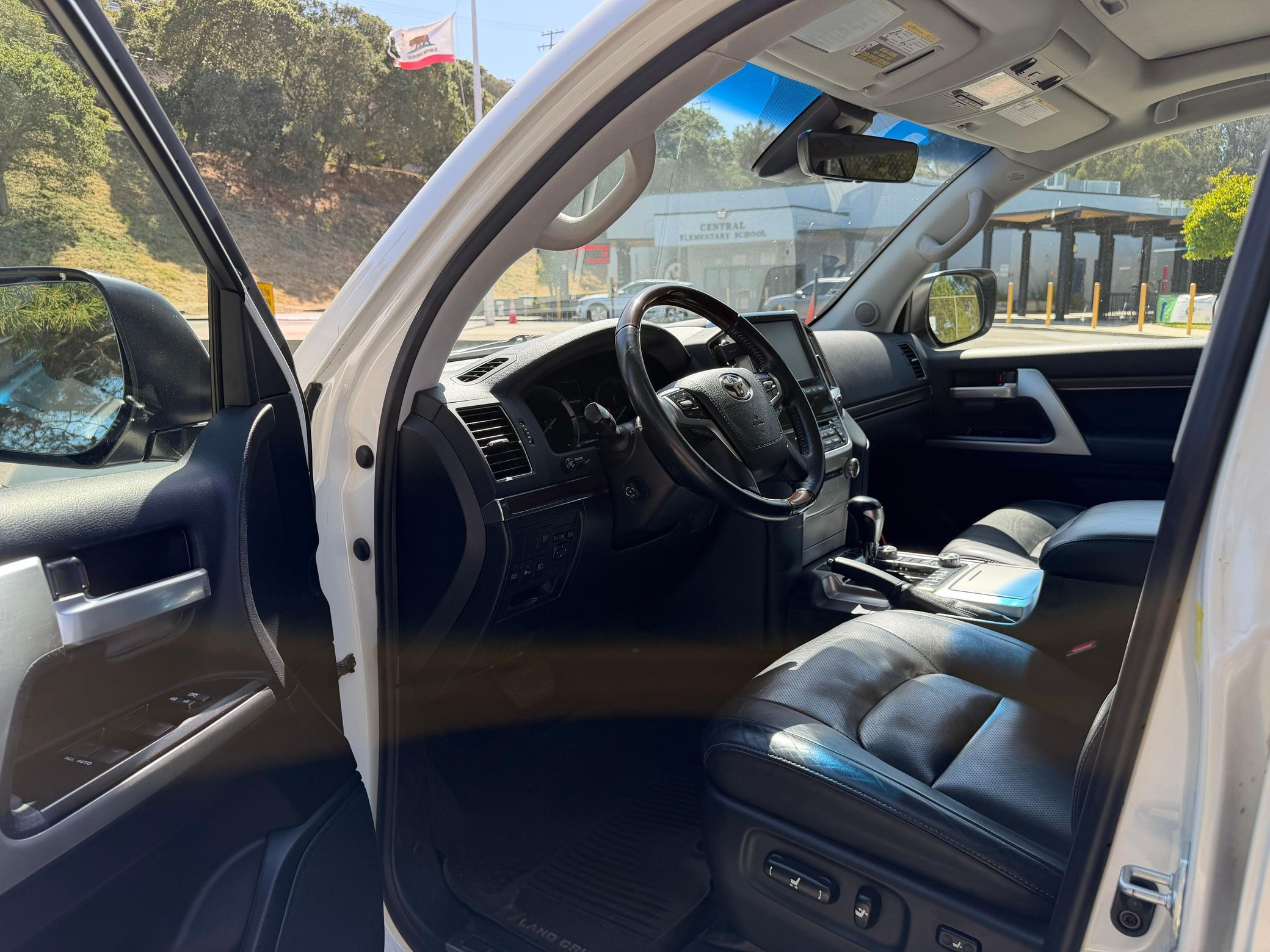 2017 Toyota Land Cruiser - Image 30