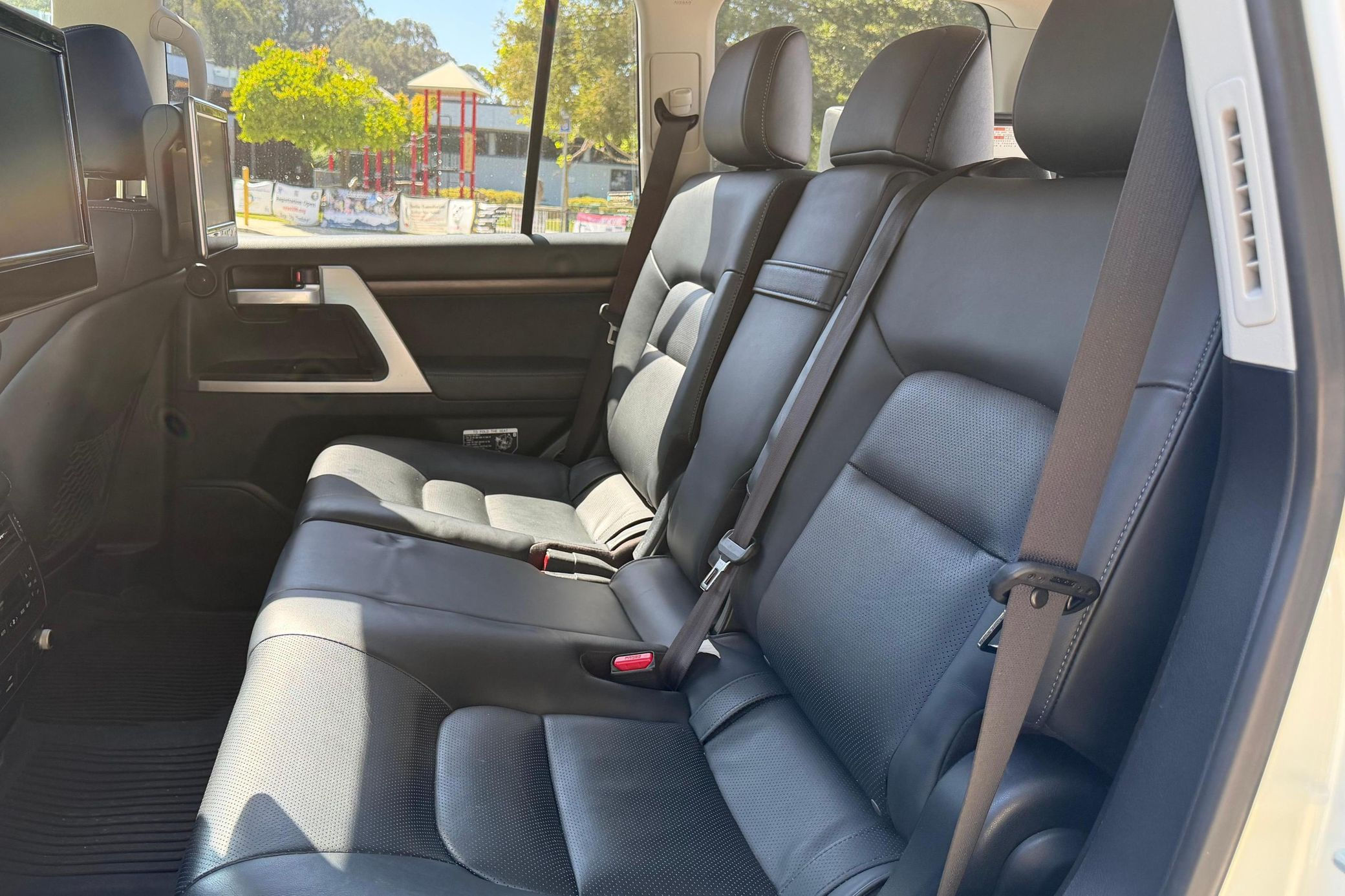2017 Toyota Land Cruiser - Image 50